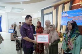 Bupati MYL Serahkan Bantuan Peralatan untuk Pelaku UMKM dan IKM