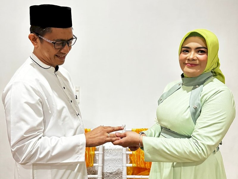 Kadis Kominfo Kabupaten Maros Andi Baso Arman mempersunting Wakil Bupati Maros Suhartina Bohari di rujab Wabup, Senin (17/7/2023). @Jejakfakta/dok. istimewa