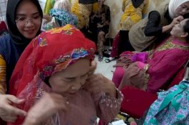 Jemaah Haji Ingin Tampil Cantik, PPIH Debarkasi Makassar Sediakan Jasa Make Up Artist