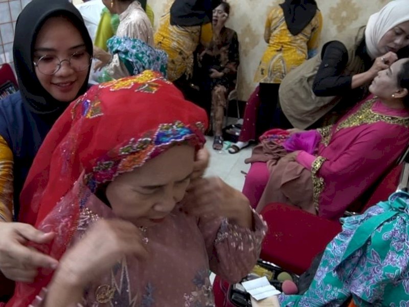 Jemaah haji perempuan mendapatkan layanan khusus melalui jasa make up artist di aula Arafah Asrama Haji Sudiang Makassar. @Jejakfakta/dok. PPIH Debarkasi Makassar  