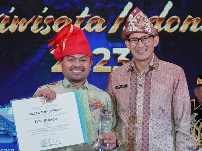 Kepala Dinas Pariwisata Kota Makassar, Muhammad Roem menerima penghargaan dalam malam puncak APPI 2023 di Balairung Soesilo Soedarman Gedung Sapta Pesona, Jakarta, Senin (17/07/2023). @Jejakfakta/dok. Istimewa