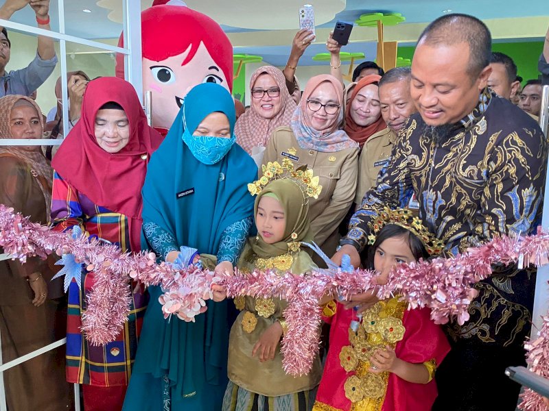 Andi Sudirman Sulaiman bersama istri Naoemi Octarina. @Jejakfakta/dok. Humas Pemprov Sulsel