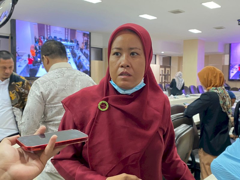 Yulianti, keluarga Almarhum Syamsul Bahri memberikan keterangan usai Rapat Dengar Pendapatan (RDP), di kantor DPRD Kota Makassar, Selasa (18/7/2023). Pemanggilan ini dilakukan terkait dugaan malpraktik di RS Priyama Hospital. @Jejakfakta/Atri