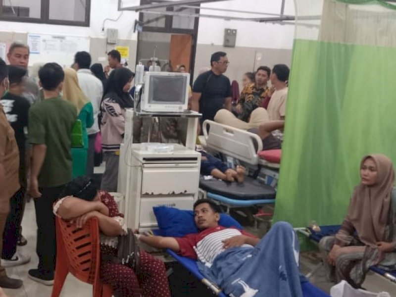 Sebanyak 25 orang terbaring lemas dan menjalani pemeriksaan pihak Rumah Sakit Syekh Yusuf Gowa usai menyantap makanan pesta perkawinan. @Jejakfakta/Samsir