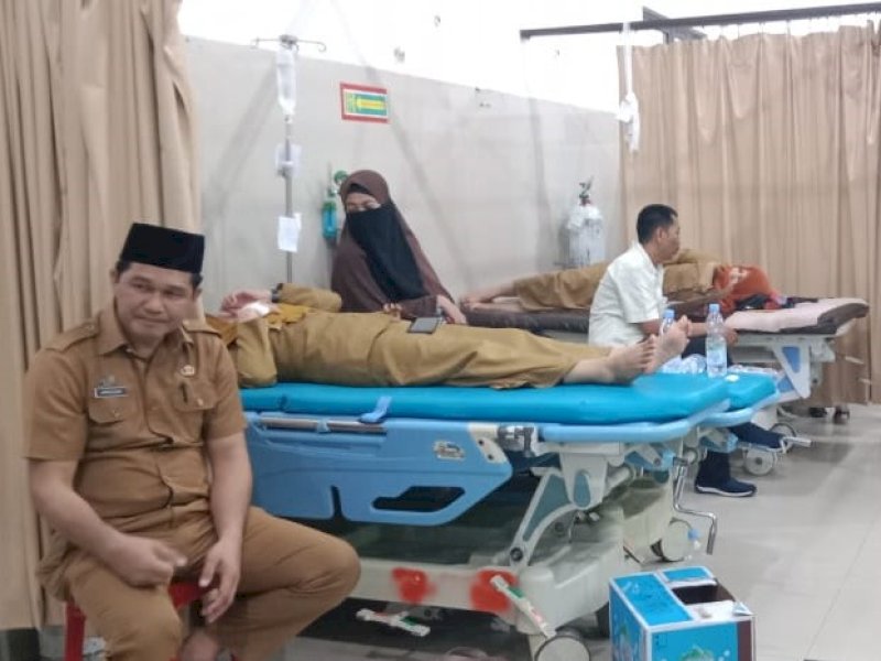 32 warga terbaring lemas dan menjalani pemeriksaan di IGD RSUD Syekh Yusuf Gowa usai menyantap makanan pesta perkawinan. @Jejakfakta/Samsir