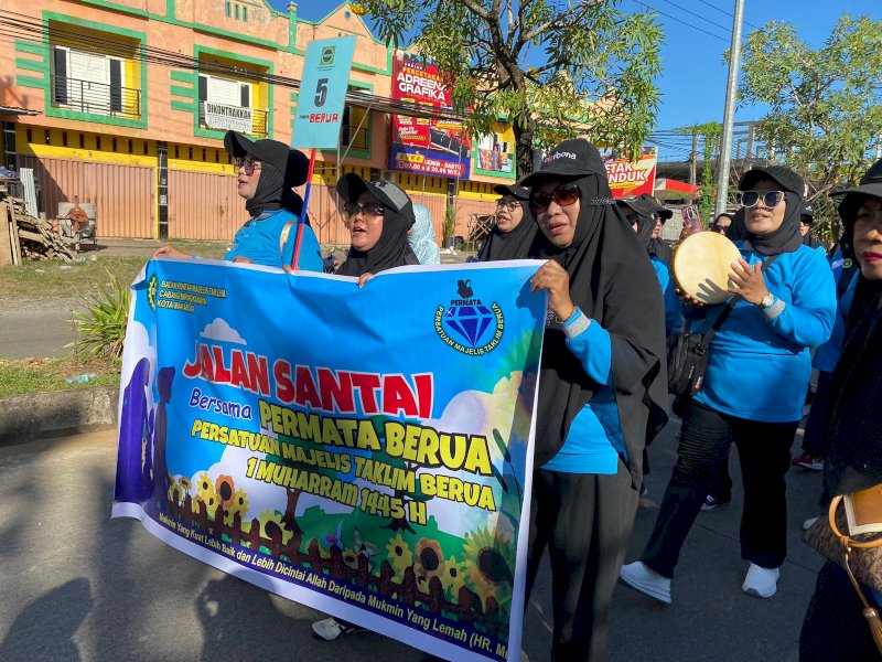 Ribuan ibu-ibu dari Persatuan Majelis Taklim (Permata) dari tiap kelurahan memeriahkan geraj jalan sehat memperingati Tahun Baru Islam 1Muharram 1445 H. @Jejakfakta/Atri  