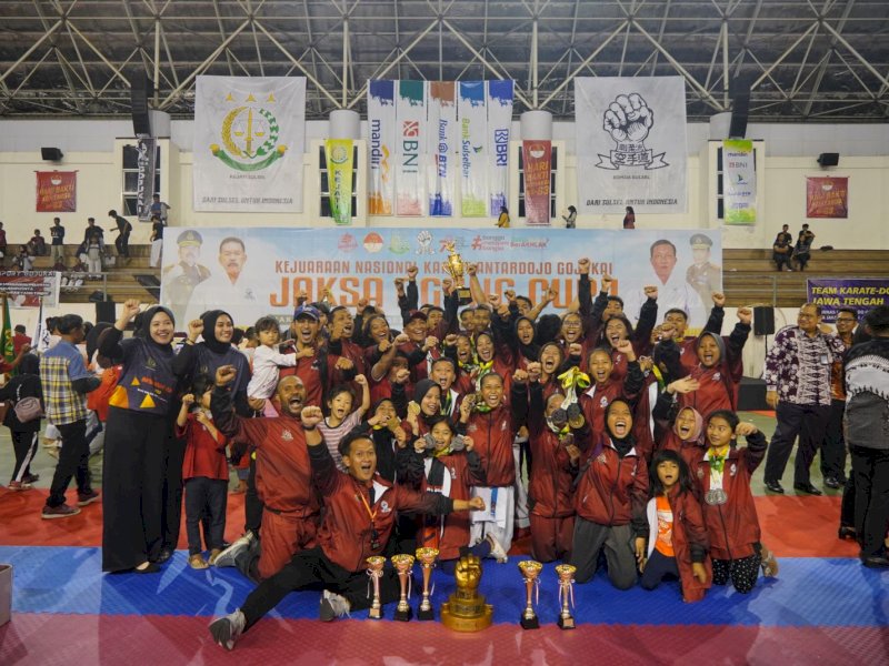 Kejaksaan Tinggi (Kejati) Sulsel keluar sebagai juara satu Kejuaraan Nasional Karate Antar Dojo Go Jukai &ldquo;Jaksa Agung Cup I Tahun 2023" di JK Arenatorium GOR Universitas Hasanuddin, Makassar, Selasa (18/7/2023). @Jejakfakta/dok. Humas Kejati Sulsel