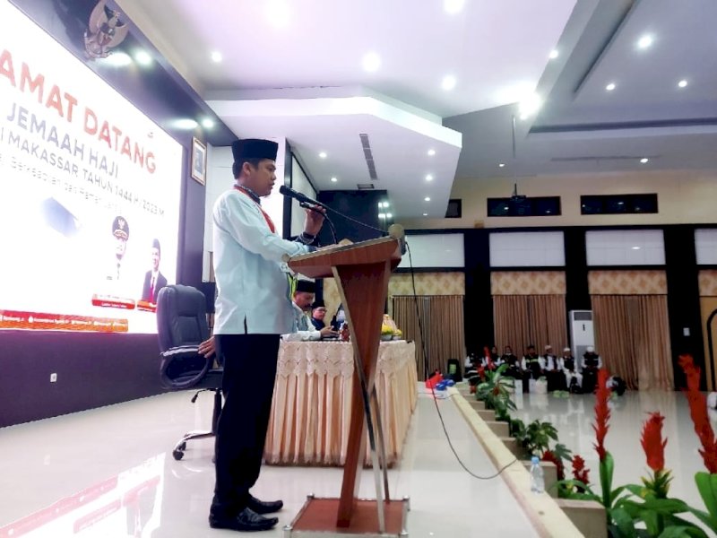 Sekda Kabupaten Majene Sulbar, Ardiansyah, menerima secara resmi 392 jemaah haji kloter 18 dari PPIH debarkasi Makassar untuk kemudian dipulangkan ke daerah asal masing-masing, Selasa (18/7/2023). @Jejakfakta/dok. istimewa