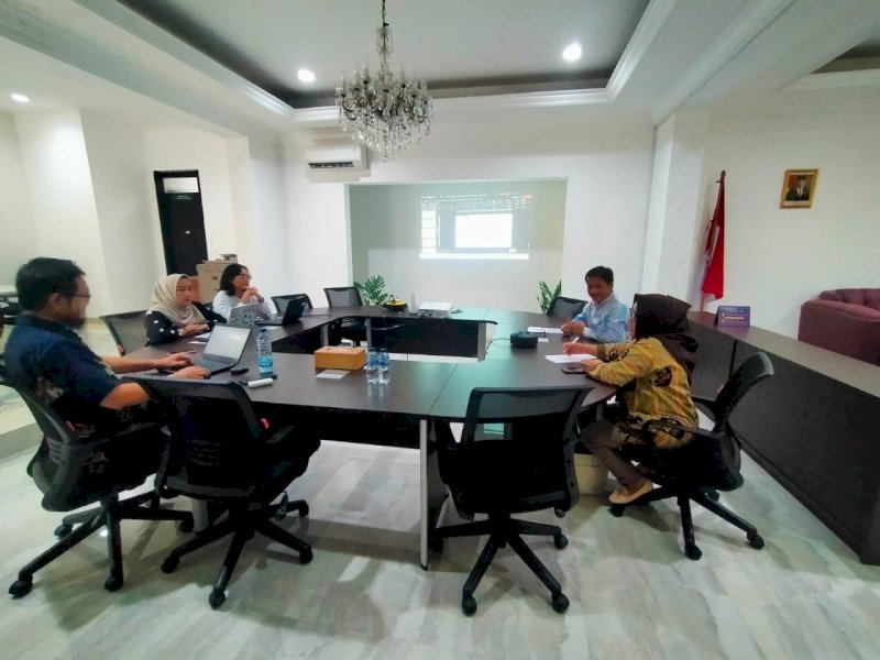 Kepala Dinas Komunikasi Informatika dan Persandian Daud Kahal melakukan koordinasi dengan pihak Sekretariat Satu Data Indonesia (SDI) dalam rangka mendapatkan akses yang terintegrasi dengan portal SDI. @Jejakfakta/dok. Humas Pemkab Bulukumba