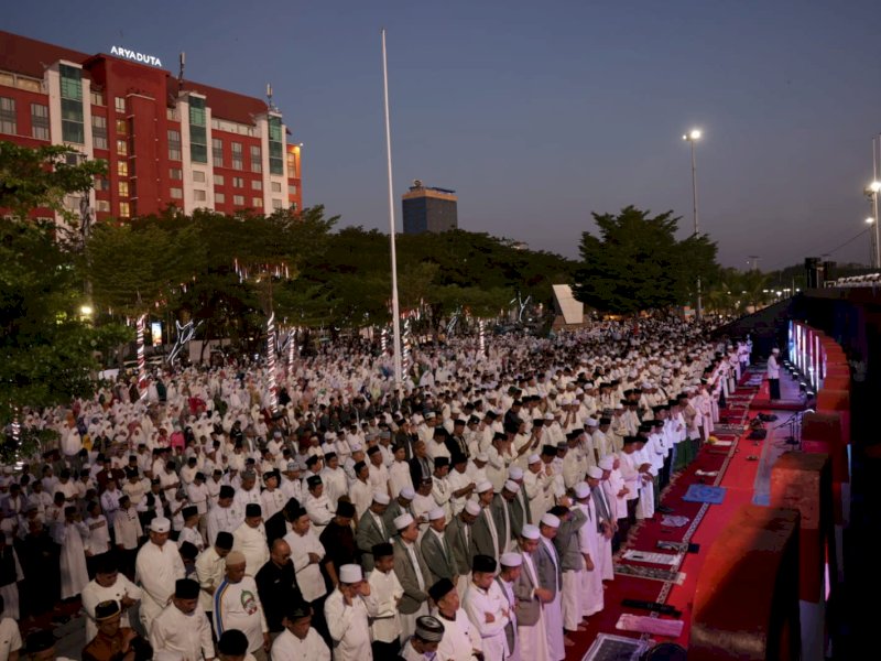 Makassar Bermunajat, Melangitkan Doa, Membumikan Kebaikan Dalam Rangka Menyambut Tahun Baru 1 Muharram 1445 Hijriah yang diadakan PCNU Makassar di Anjungan Pantai Losari, Rabu (19/07/2023) malam. @Jejakfakta/dok. Humas Pemkot Makassar. 