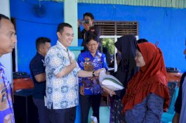 Bupati MYL Bagikan Bantuan Beras hingga Bak Air di Balocci Pangkep 