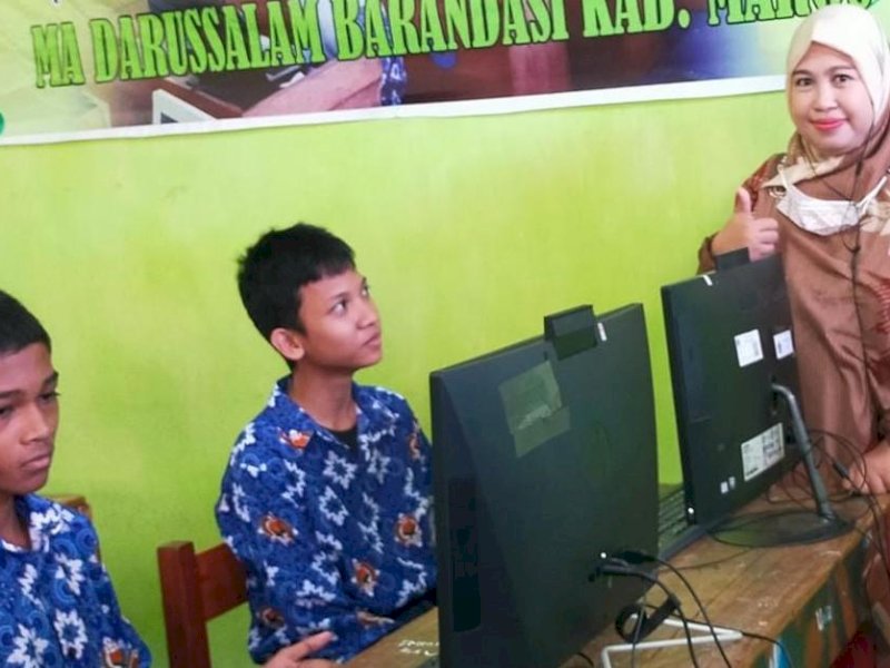 Muhammad Abizar Al Giffari, siswa MTsN 2 Maros (kiri). 