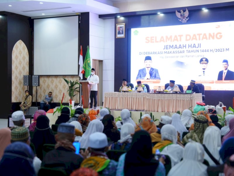 Bupati Pangkep, Muhammad Yusran Lalogau (MYL) memerima kepulangan jemaah haji Kloter 22 Pangkep, di asrama haji Sudiang Makassar, Jumat(21/7/2023) dini hari. @Jejakfakta/dok. Humas Pemkab Pangkep