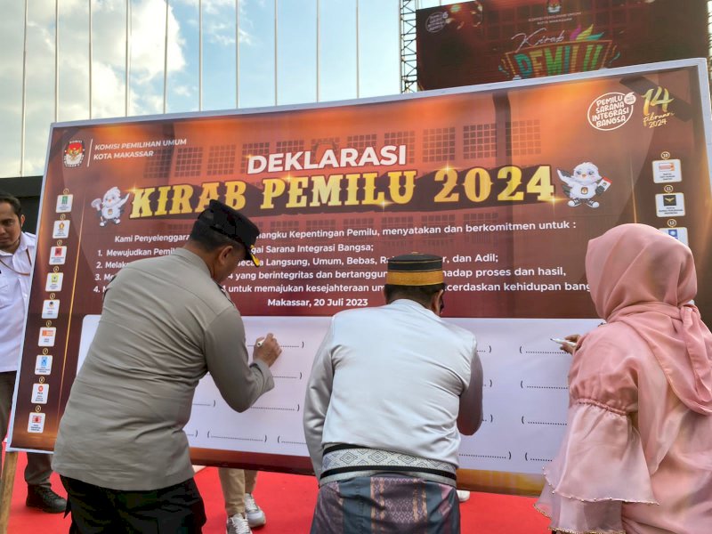 Deklarasi pemilu damai 2014 di Makassar saat pembukaan Kirab Pemilu 2024 di anjungan City of Makassar, Pantai Losari, Kamis (20/7/2023). @Jejakfakta/Atri