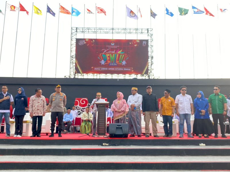 Ketua Komisi Pemilihan Umum (KPU) Kota Makassar, Farid Wajdi,memberi sambutan pada Kirab Pemilu 2024 di anjungan Pantai Losari Makassar, Kamis (20/7/2023). @Jejakfakta/Atri