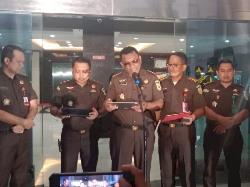 Asisten Tindak Pidana Khusus (Aspidsus), Kejati Sulsel, Yudi Triadi menggelar jumpa pers di halaman kantor Kejati Sulsel, Kamis (20/7/2023). @Jejakfakta/Samsir