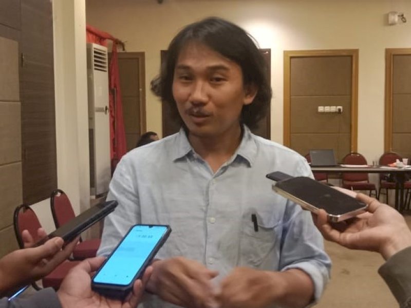 Ady Anugrah Pratama, Tim riset LBH Makassar, saat memberikan keterangan kepada wartawan di Makassar, Kamis (20/7/2023). @Jejakfakta/Samsir