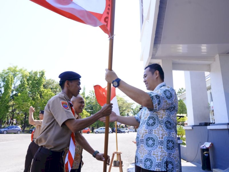 Bupati Pangkep, Muhammad Yusran Lalogau (MYL) melepas kontingan Pramuka Kwartir Cabang (Kwarcab) Pangkep, untuk mengikuti Jambore Dunia di SaeManGeum, Jeollabuk-do, Korea Selatan. @Jejakfakta/dok. Humas Pemkab Pangkep