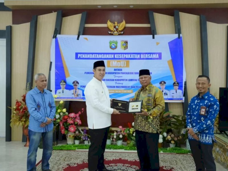 Penandatangan MoU Pemkab Pangkep dan Pemkab Lombok Timur oleh Bupati Pangkep, Muhammad Yusran Lalogau (MYL) dan Bupati Lombok Timur, M. Sukiman Azmy, di Aula Rumah Jabatan Bupati Pangkep, Jumat (21/7/2023). @Jejakfakta/dok. Humas Pemkab Pangkep