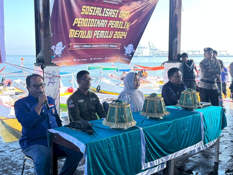 KPU Makassar melakukan sosialisasi dan pendidikan pemilih kepada komunitas nelayan, di Tempat Pelelangan Ikan (TPI) Poetere, Kecamatan Ujung Tanah, Makassar, Sabtu (23/7/2023). @Jejakfakta/dok. KPU Makassar