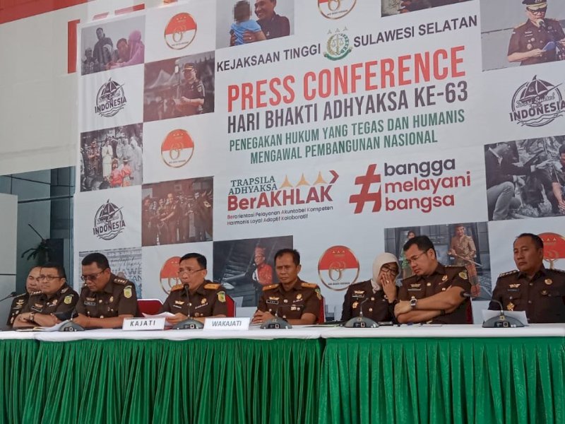Kajati Sulsel, Leonard Eben Ezer Simanjuntak menjelaskan terkait dugaan mafia tahan di pembangunan Bendungan Paselloreng Wajo, di Kantor Kejati Sulsel, Jumat petang (12/7/2023). @Jejakfakta/Samsir