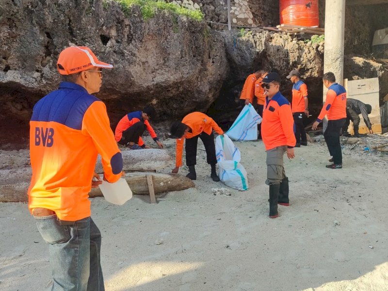BPBD Bulukumba menggelar aksi bersih pantai yang bertujuan untuk menjaga kebersihan lingkungan di Kawasan Wisata Tanjung Bira, Kabupaten Bulukumba, Sulawesi Selatan (Sulsel), Sabtu (22/7/2023). @Jejakfakta/dok. Humas Pemkab Bulukumba