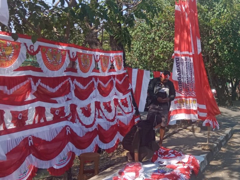 Jelang HUT RI ke-78, Penjual Bendera Mulai Ramai di Tepi Jalan