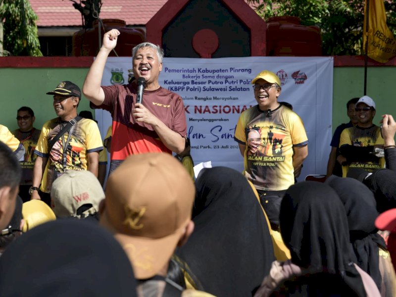 Ketua Umum PD KBPP Polri Sulsel, Dr Ilham Arief Sirajuddin (IAS) bersama  Bupati Pinrang, Andi Irwan Hamid (AIH) saat Gerak Jalan Santai (GJS) KBPP Polri Peduli memperingati Hari Anak Nasional, di Lapangan Lasinrang, Pinrang, Ahad (23/7/2023) @Jejakfakta/Reza Arifuddin