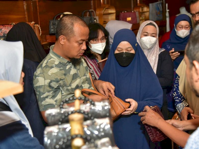 Ketua Dekranasda Sulsel, Naomi Octarina bersama Gubernur Sulsel, Andi Sudirman Sulaiman melakukan studi tiru ke Galeri Morfby di Jawa Timur, Rabu (19/7/2023) lalu. @Jejakfakta/dok. Humas Pemprov Sulsel