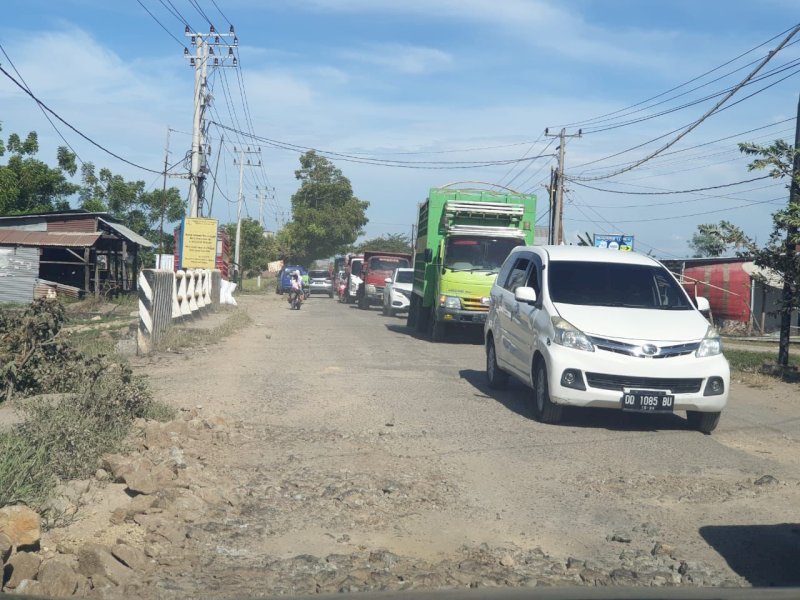 Jalan poros Pangkajene Sidrap - Soppeng yang mengalami kerusakan akan segera dikerjakan. @Jejakfakta/dok. Humas Pemprov Sulsel
