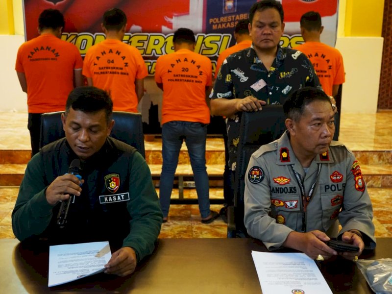 5 orang karyawan Mandala Finance diamankan polisi buntuk pengeroyokan terhadap peserta demo. @Jejakfakta/Samsir