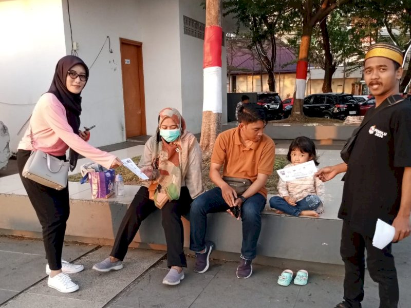 KPU Makassar bersama PPK dan PPS se-Kota Makassar melaksanakan sosialisasi Pemilu 2024 yang dirangkaikan dengan bersih-bersih bersama di Pantai Losari, Minggu (23/7/2023). @Jejakfakta/dok. KPU Makassar