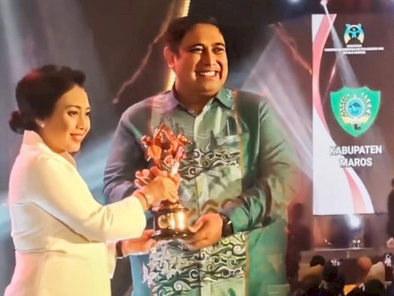 Bupati Maros HAS Chaidir Syam menerima penghargaan Kabupaten Layak Anak pada Acara Malam Penganugerahan Kabupaten Layak Anak (KLA) Tahun 2023 di Kota Semarang, Jawa Tengah. @Jejakfakta/dok. Diskominfo Maros