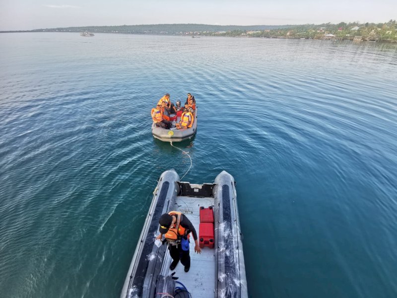 Tim SAR gabungan mengerahkan tim penyelam untuk melakukan pencarian terhadap 19 penumpang yang masih hilang, Senin (24/7/2023). @Jejakfakta/dok. Basarnas Kendari