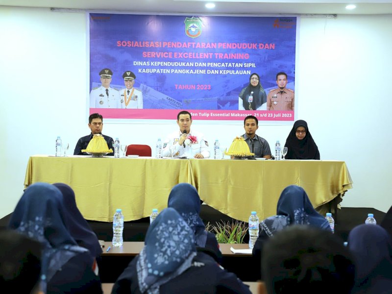 Bupati Pangkep, Muhammad Yusran Lalogau (MYL) membuka sosialisasi pendaftaran penduduk dan pelatihan pelayanan prima di Makassar. @Jejakfakta/dok. Humas Pemkab Pangkep 