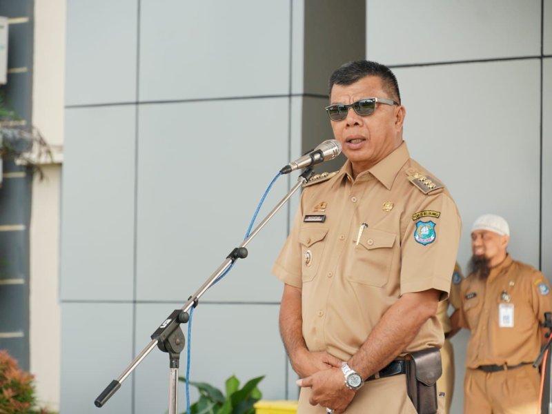 Bupati Bulukumba, Andi Muchtar Ali Yusuf memberikan arahan Pemkab Bulukumba harus siap Puncak Kegiatan Pembagian 10 Juta Bendera Merah Putih,
saat Apel Gabungan Pemkab Bulukumba, Senin (24/7/2023). @Jejakfakta/dok. Humas Pemkab Bulukumba