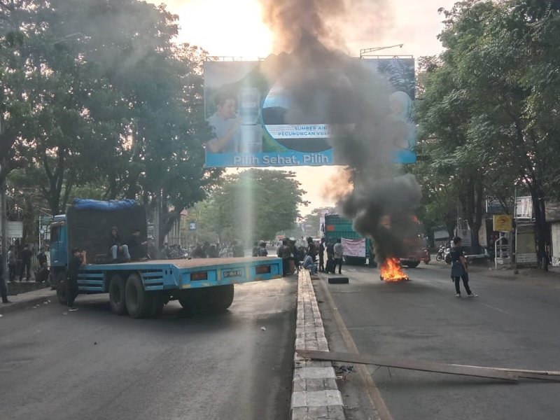 Demo tutup jalan Himpunan Mahasiswa Islam (HMI) Cabang Gowa Raya menuntut agar mengadili pelaku penganiayaan  kader HMI di depan kantor Mandala Finance, Jalan Pelita Raya Makassar, Sabtu, 22 Juni 2023 lalu. @Jejakfakta/Samsir