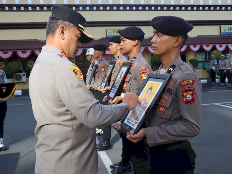 Upacara pemberhentian keempat personel polisi dipimpin langsung Kapolrestabes Makassar, Kombes Mokhamad Ngajib, Senin (24/7/2023). @Jejakfakta/dok. Humas Polrestabes Makassar