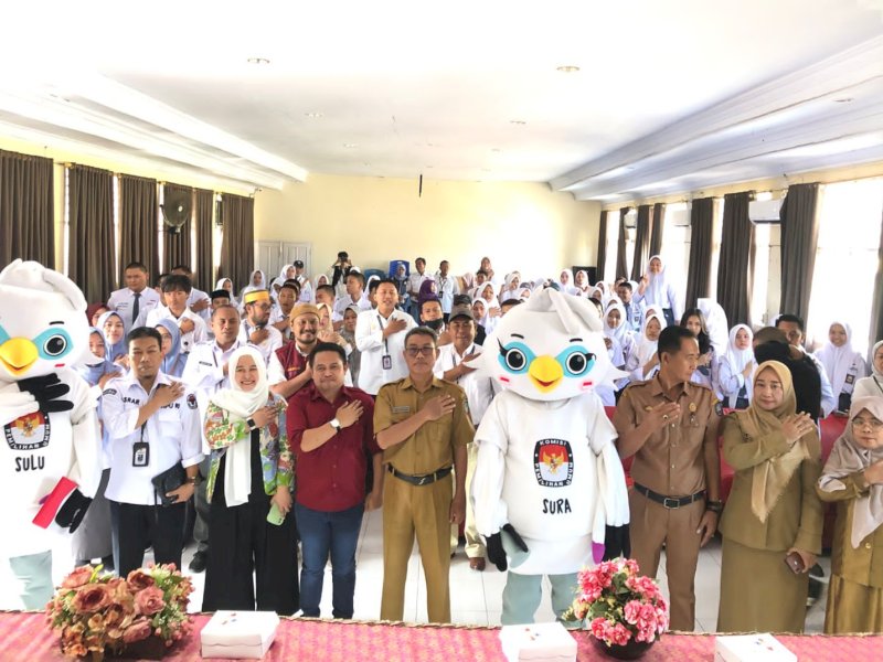 KPU Kota Makassar bersama PPK Mamajang, Mariso dan Tamalate mengunjungi SMA Negeri 2 Makassar dan melakukan sosialisasi pemilih pemula sebagai bagian dari rangkaian Kirab PEMILU, Senin (24/7/2023). @Jejakfaka/dok. KPU Makassar