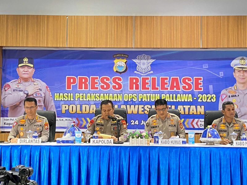 Kapolda Sulsel Irjen Pol Drs Setyo Boedi Moempoeni Harso menjelaskan hasil  Operasi Patuh Pallawa 2023 saat Konferensi Pers di Aula Biru Ditlantas Polda Sulsel, Senin (24/7/2023). @Jejakfakta/Atri