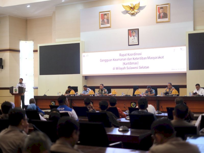 Pj Sekda Sulsel, Andi Darmawan Bintang, membuka Rapat Koordinasi Gangguan Kantibmas) di Wilayah Sulawesi Selatan, di Ruang Rapat Pimpinan, Kantor Gubernur, Rabu (26/7/2023). @Jejakfakta/dok. Humas Pemprov Sulsel