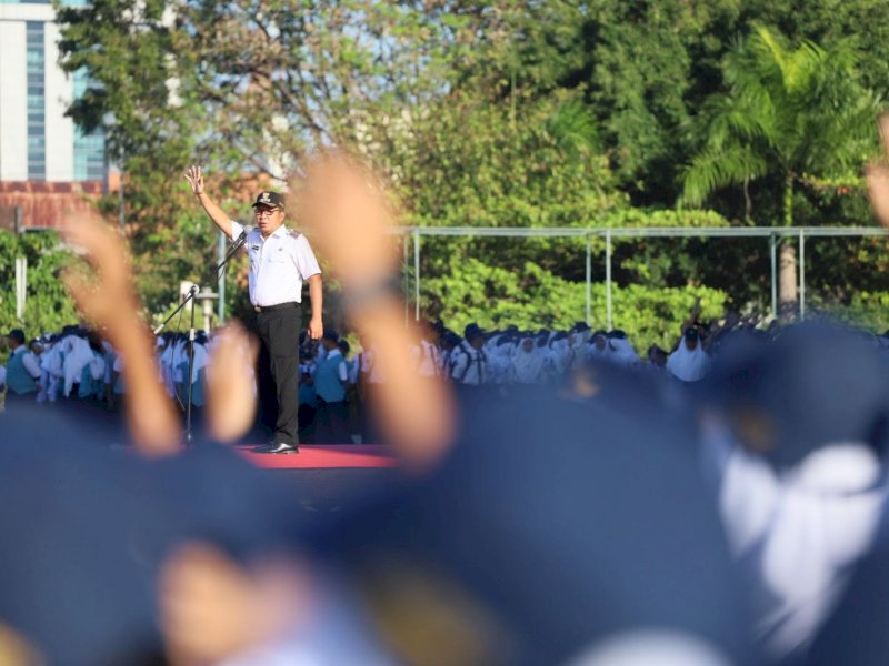 Wali Kota Makassar Danny Pomanto mengajak seluruh pelajar SMP se-Kota Makassar untuk memerangi narkoba hingga hoax saat apel di Tribun Lapangan Karebosi, Rabu (26/07/2023). @Jejakfakta/dok. Humas Pemkot Makassar