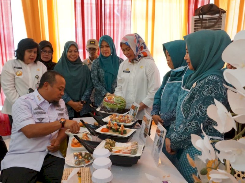 Gubernur mencicipi ikan olahan Tim Penggerak PKK Bulukumba, kali ini kembali menyabet Juara 1 masakan Olahan Serba Ikan kategori Kudapan yang dilaksanakan di Balai Kartini Makassar, Rabu (26/7/2023). @Jejakfakta/dok. Humas Pemkab Bulukumba