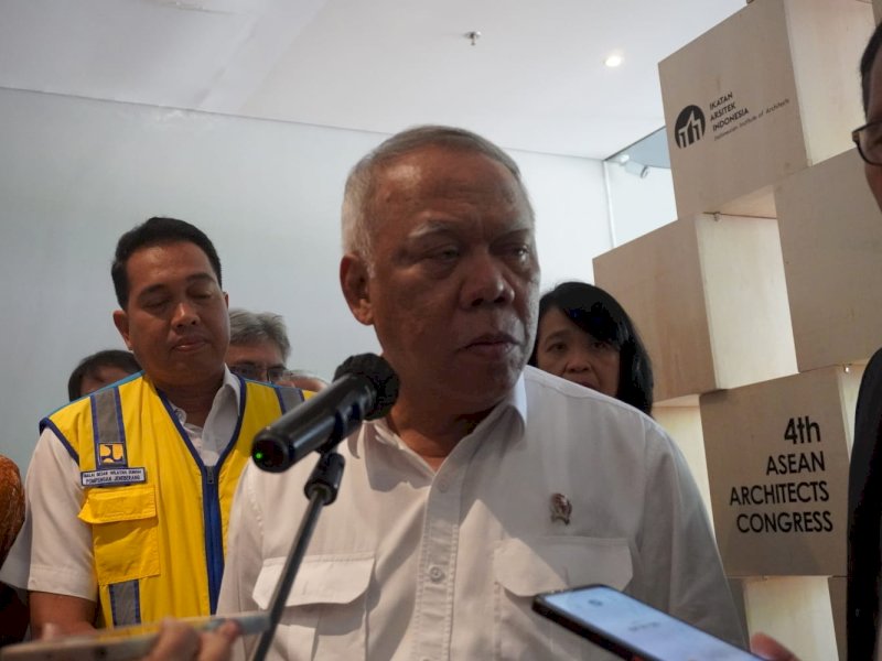 Menteri PUPR RI Basuki Hadimoeljono saat memberikan keterangan kepada Wartawan di Makassar, Kamis (27/7/2023). 
PUPR sementara memeriksa kondisi 22 stadion di Indonesia yang akan segera direnovasi, salah satunya Stadion BJ Habibie di Kota Parepare. @Jejakfakta/Atri Suryatri Abbas