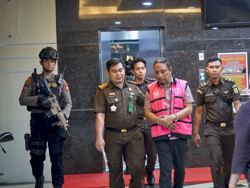 Sekwan DPRD Takalar, Faisal Sahing ditetapkan tersangka  dugaan tindak pidana korupsi Penyimpangan Penetapan Harga Jual Tambang Pasir Laut tahun 2020. Faisal langsung ditahan, Kamis (27/7/2023). @Jejakfakta/dok. Humas Kejati Sulsel