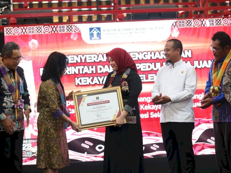 Wakil Wali Kota Makassar, Fatmawati Rusdi, menerima penghargaan yang diserahkan langsung oleh Direktur Jenderal Kekayaan Intelektual Menkumham, Min Usihen, saat digelar Mobile Intelectual Property Clinic Sulsel di Mall Phinisi Point, Jumat (28/07/2023). @Jejakfakta/dok. Humas Pemkot Makassar