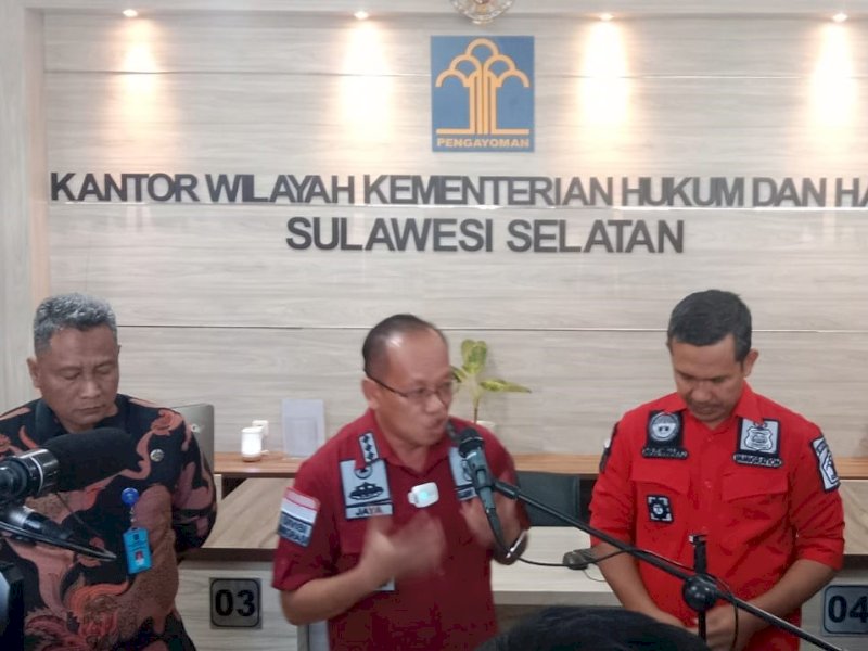 Kepala Divisi Keimigrasian kantor Wilayah (Kanwil) Kementerian Hukum dan HAM (Kemenkumham) Sulawesi Selatan (Sulsel), Jaya Saputra memberikan keterangan kepada wartawan, Jumat (28/7/2023). @Jejakfakta/Samsir