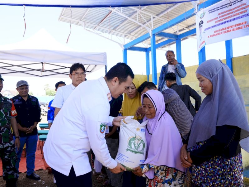 Bupati Pangkep, Muhammad Yusran Lalogau (MYL)  berkunjung dan menyalurkaan bantuan ke warga tiga keluarahan di kecamatan Pangkajene, Sabtu (29/7/2023). @Jejakfakta/dok. Humas Pemkab Pangkep