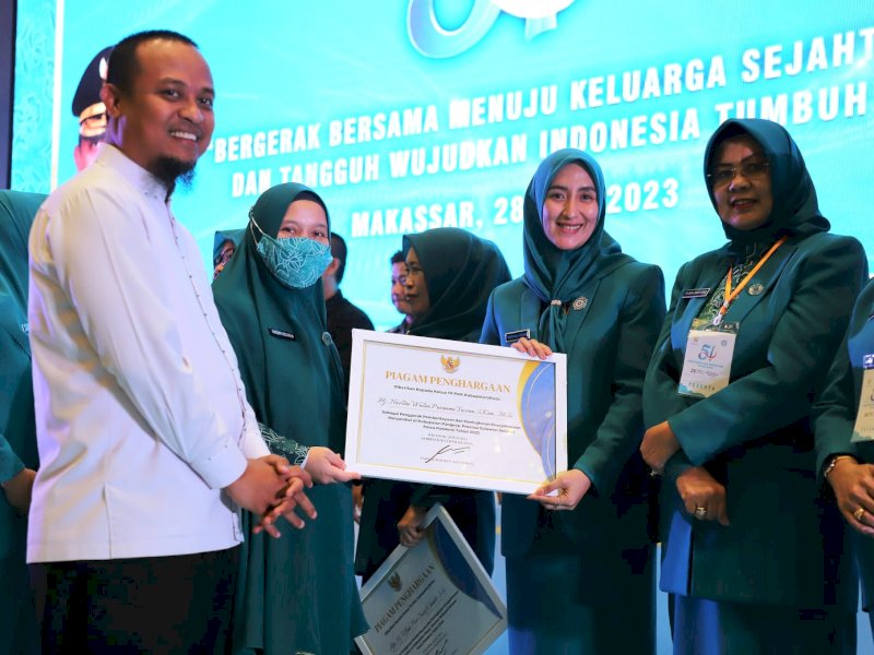 Ketua TP PKK Pangkep, Nurlita Wulan Purnama menerima penghargaan dari Ketua TP PKK Sulsel, Naoemi Octarina saat Hari Kesatuan Gerak PKK ke 51 di Makassar. @Jejakfakta/dok. Humas Pemkab Pangkep