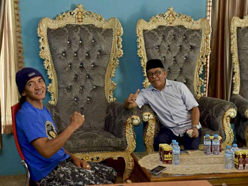 Kandidat calon Gubernur Sulsel Ilham Arief Sirajuddin 
saat bertemu Kepala Desa Punagaya, Andi Pangerang Mustamu, saat IAS menyambangi kediamannya, Ahad (30/7/2023). @Jejakfakta/Reza Arifuddin